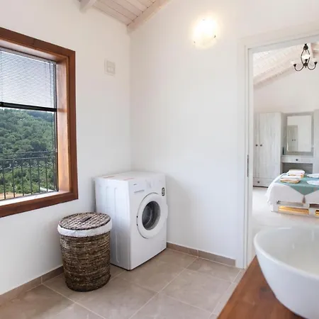Margaz Sleeps 6 Pool Air Con Wifi Vila